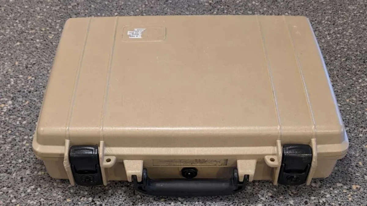 Do Campo de Batalha aos Jogos: A História do PC Gamer na Maleta Anti-bomba